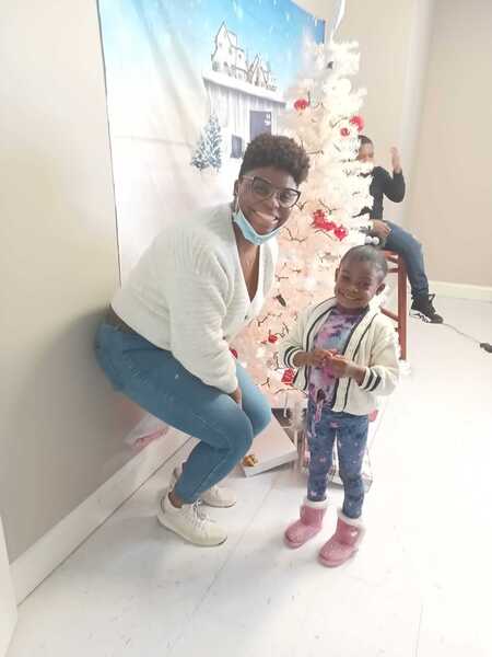 WW20217.jpg A woman and a child standing by a Christmas tree